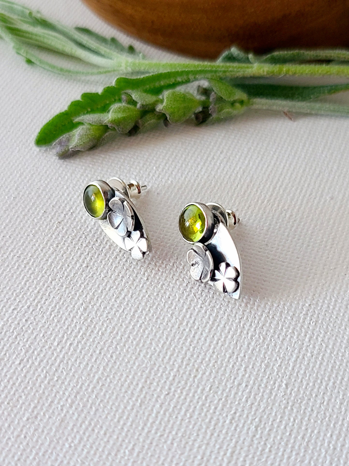 Blossom studs-peridot shield