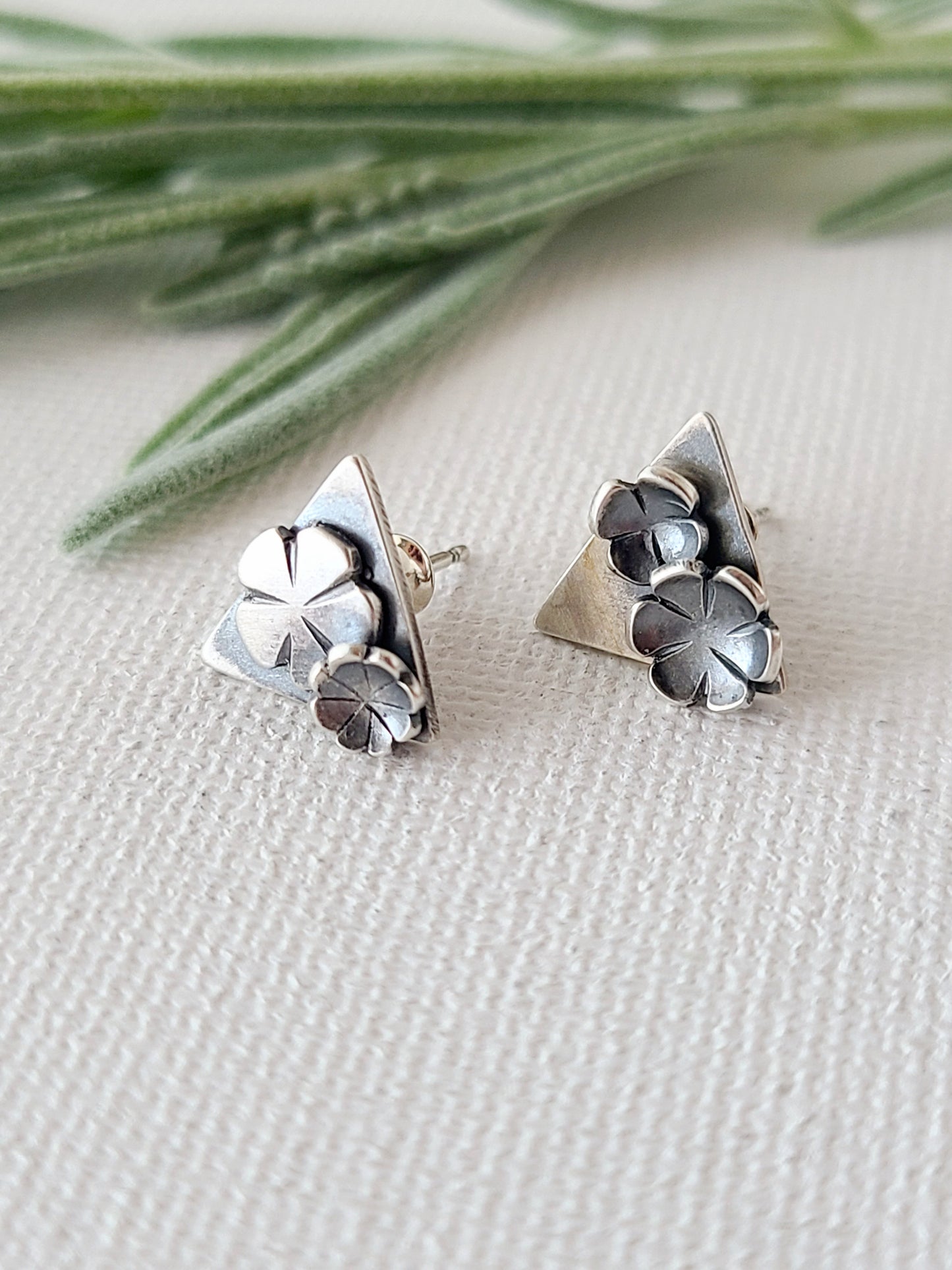 Blossom studs-triangle shape