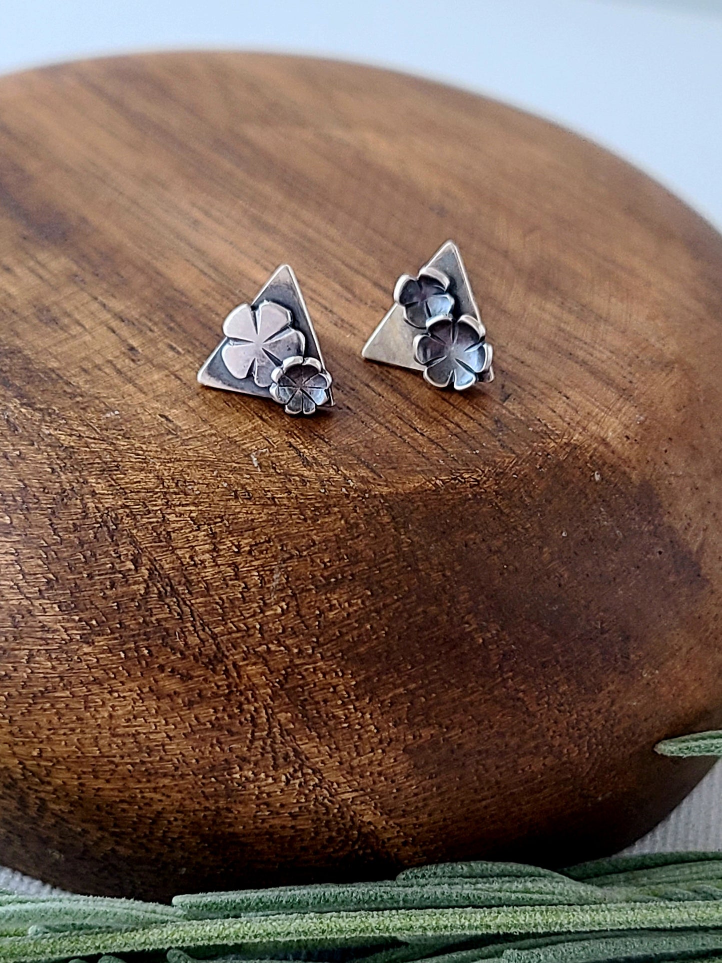 Blossom studs-triangle shape