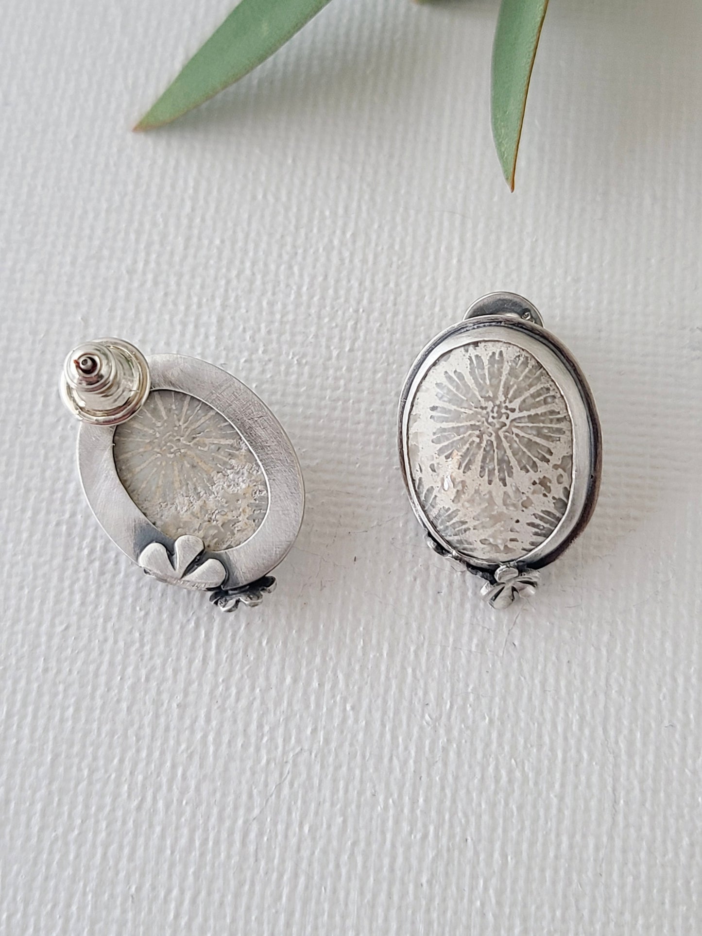 Fossil Flower stud earrings-white & gray ovals