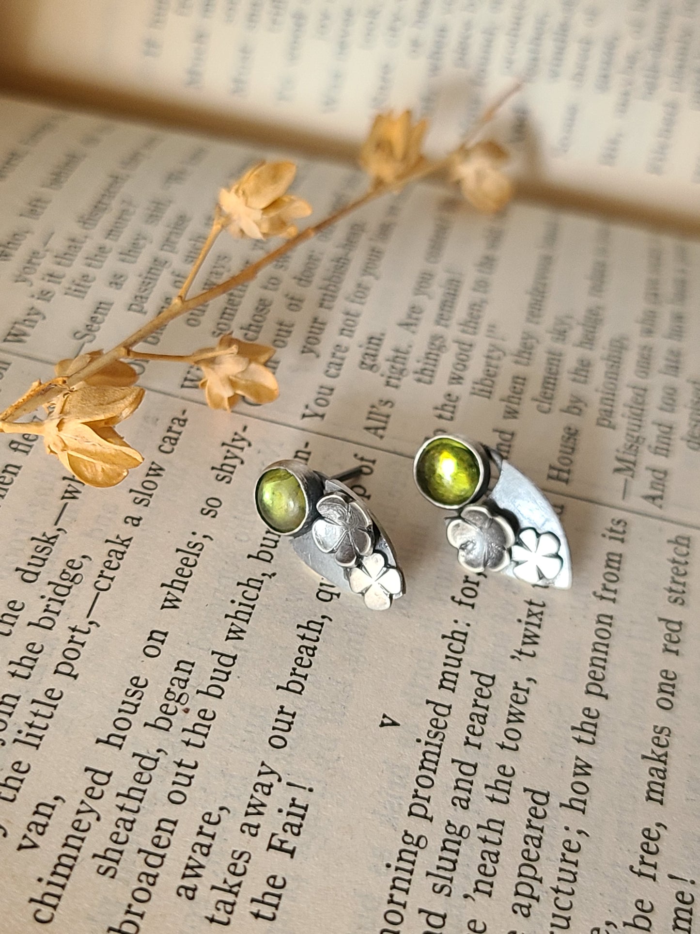 Blossom studs-peridot shield