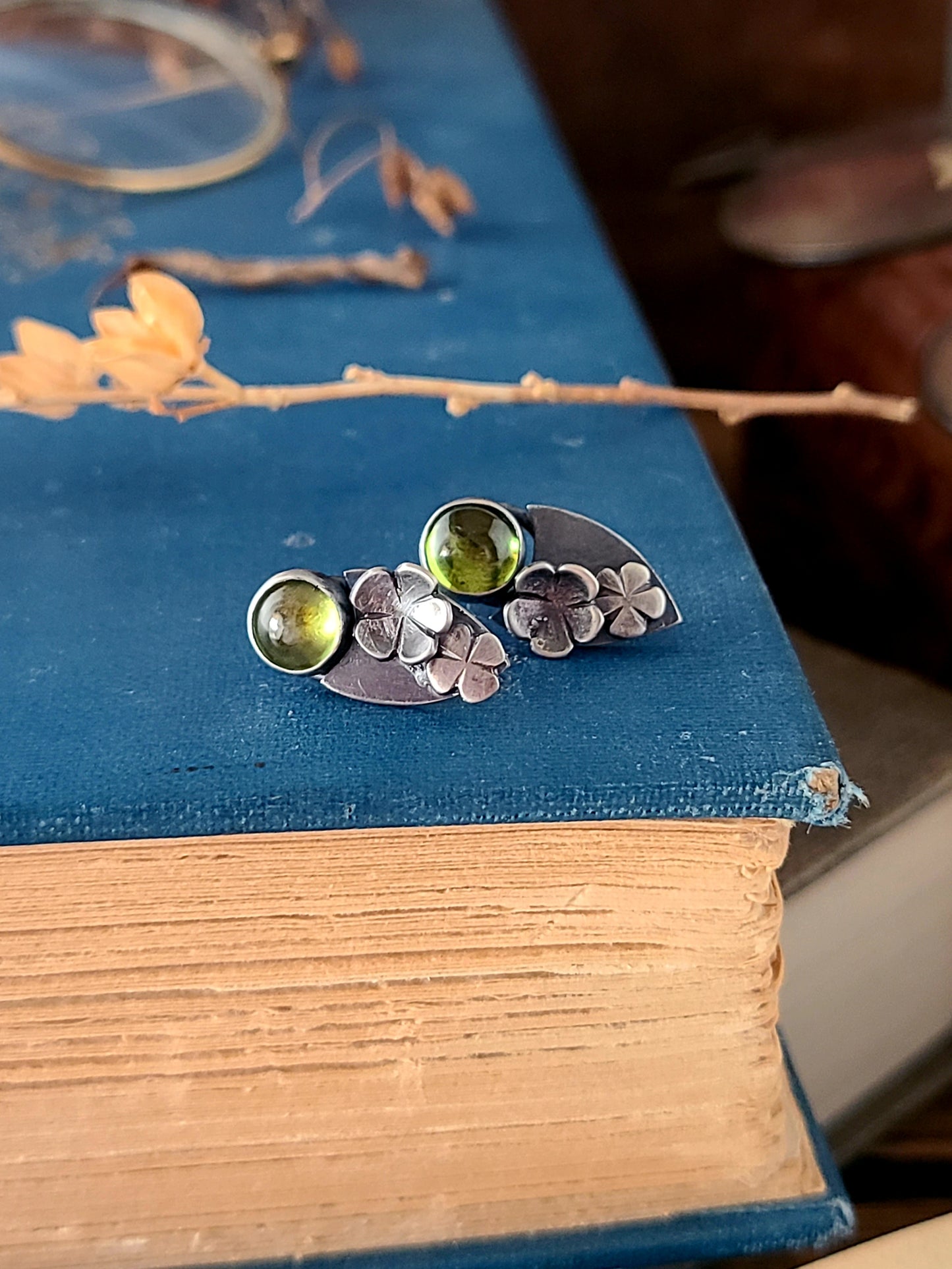 Blossom studs-peridot shield