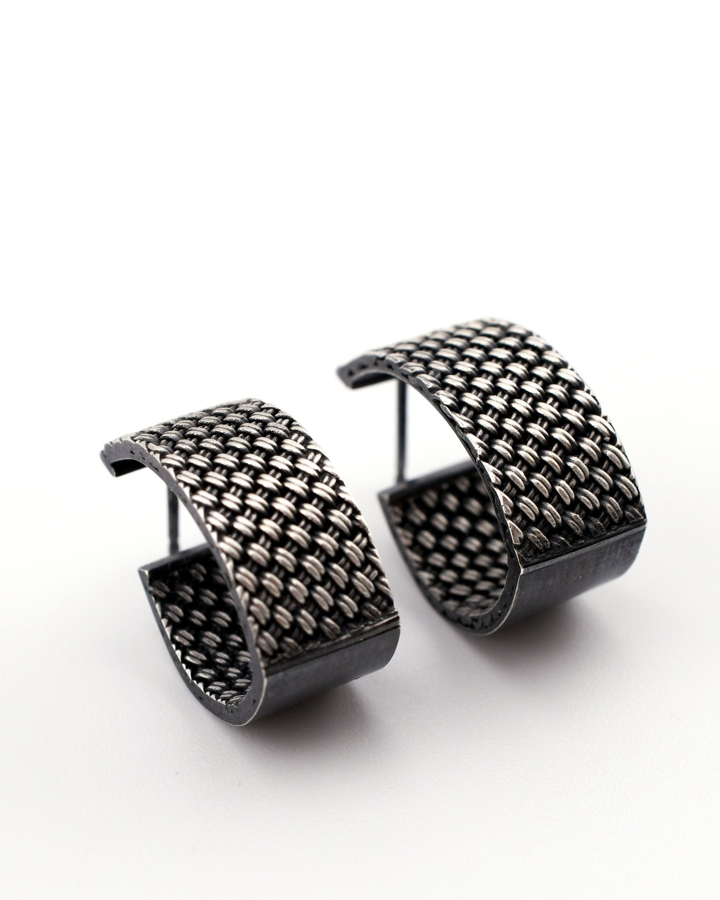 Wide Enlaced Hoops-post