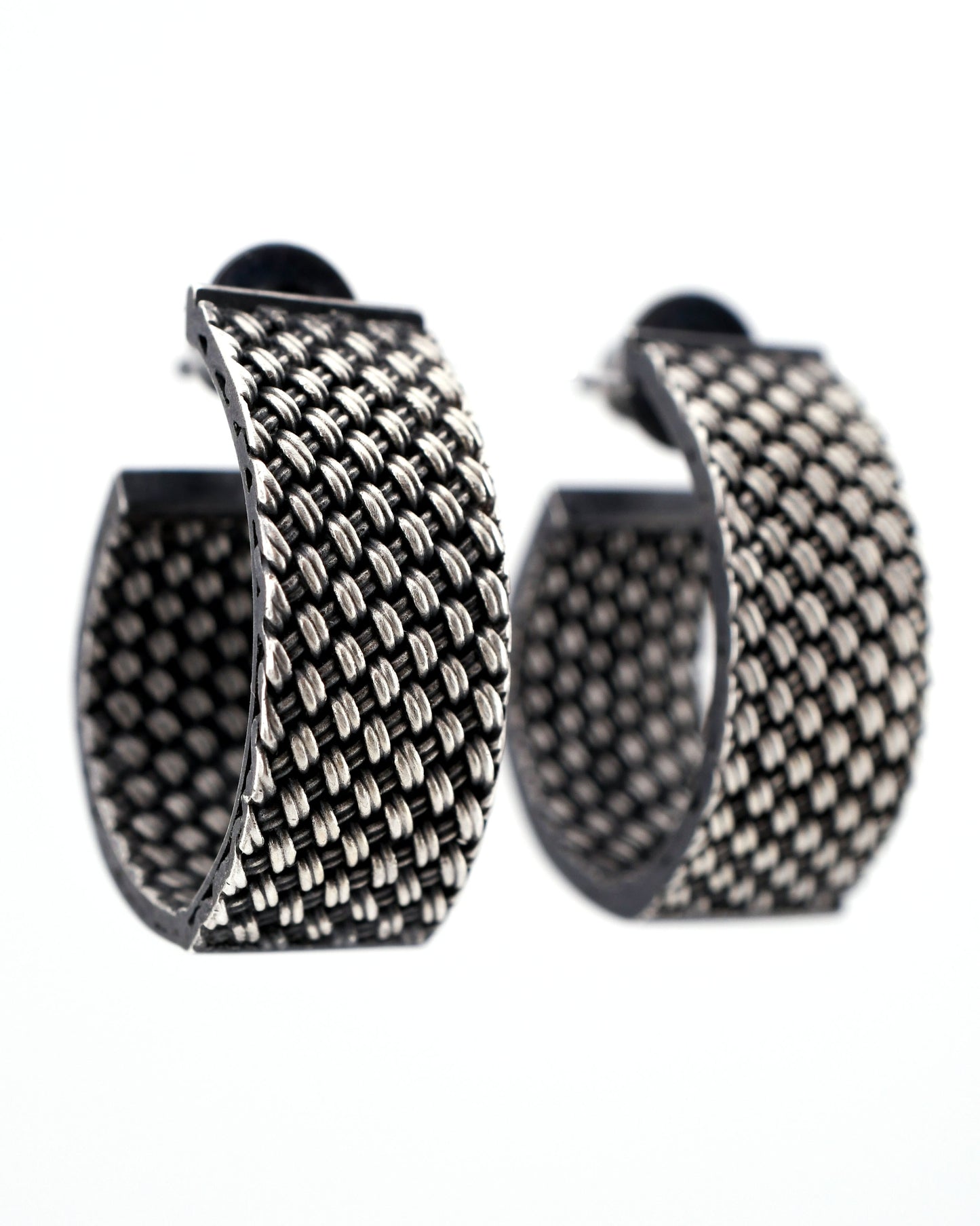 Wide Enlaced Hoops-post